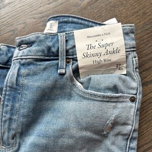 Brand new with tags, Abercrombie and Fitch the super skinny ankle high-rise